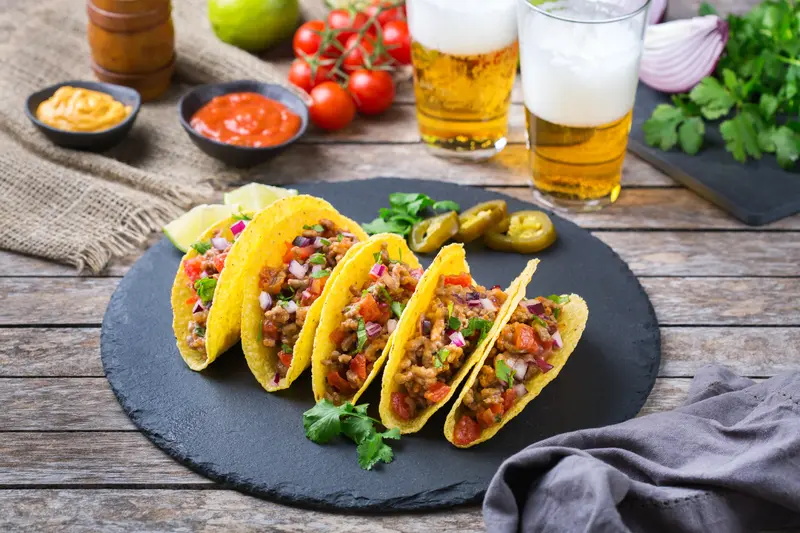 tacos de chorizo servidos en tortillas crujientes de maiz con pico de gallo, jalapeno y lima