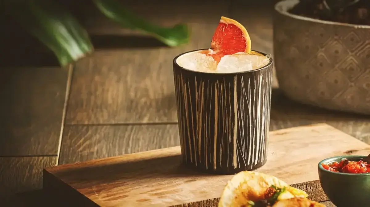 Smoky Paloma: Té Caliente y Tequila