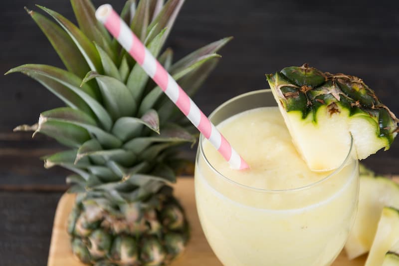 Freshly prepared pineapple cocktail with Olmeca Altos tequila, served in a glass and garnished with fresh pineapple.