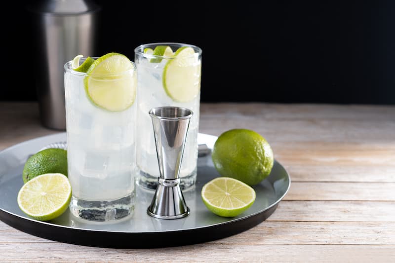 Preparation of a tequila and soda cocktail with lime, ice and Olmeca Altos tequila.