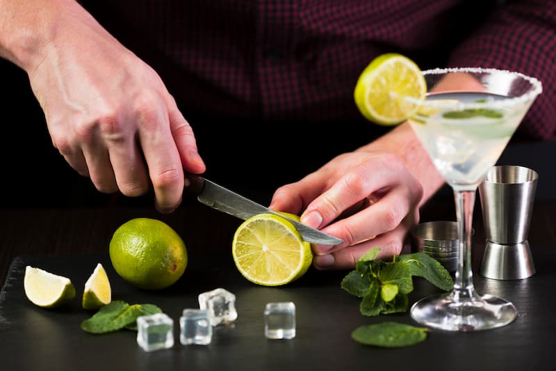 Step-by-step preparation of a tequila martini. We see a person preparing a tequila martini step by step, using the right ingredients and Olmeca Altos tequila.