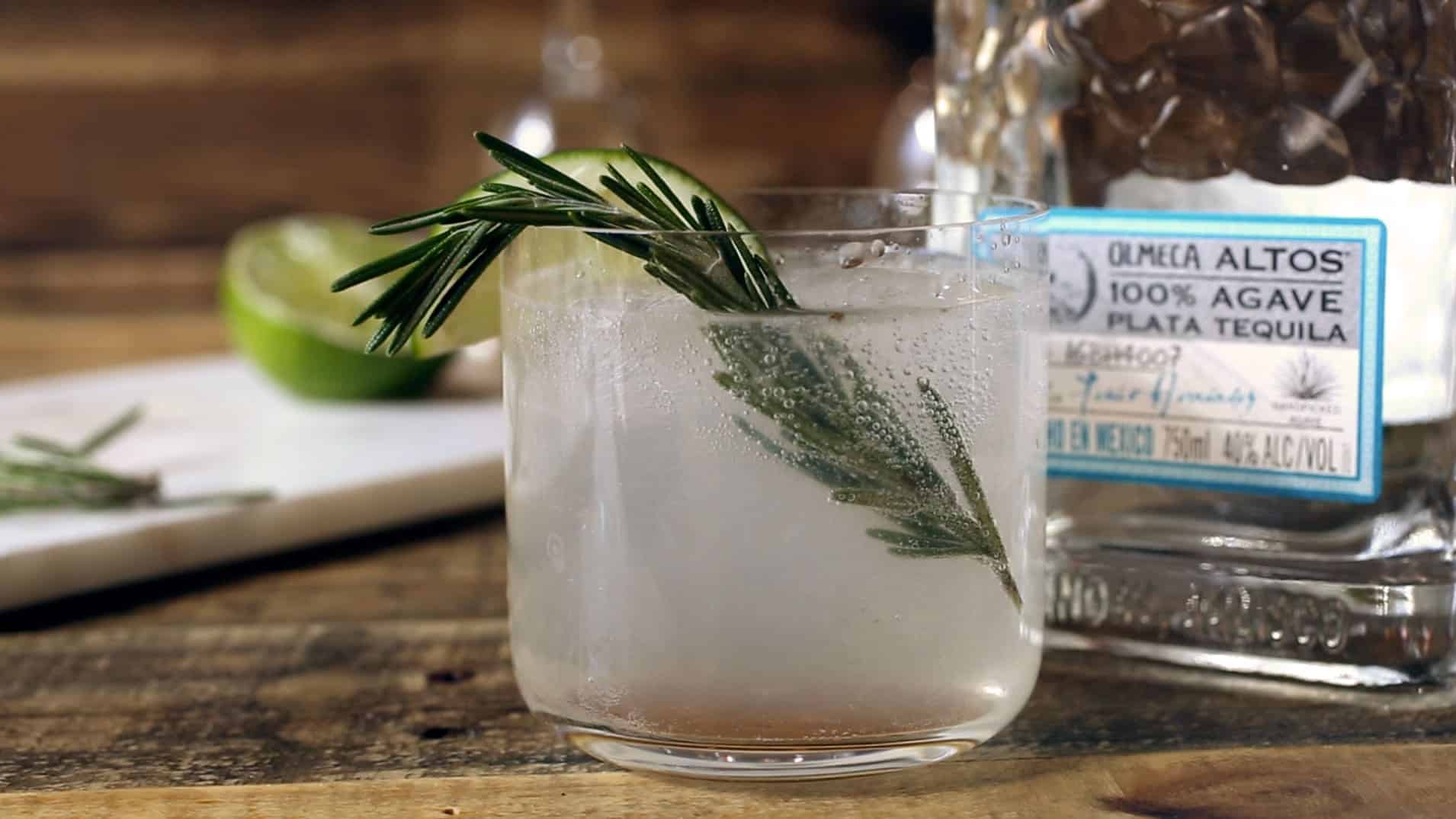 Rosmarino affumicato: il cocktail di tequila e seltz